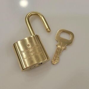 💯 Authentic Padlock and Key Louis Vuitton Gold Brass